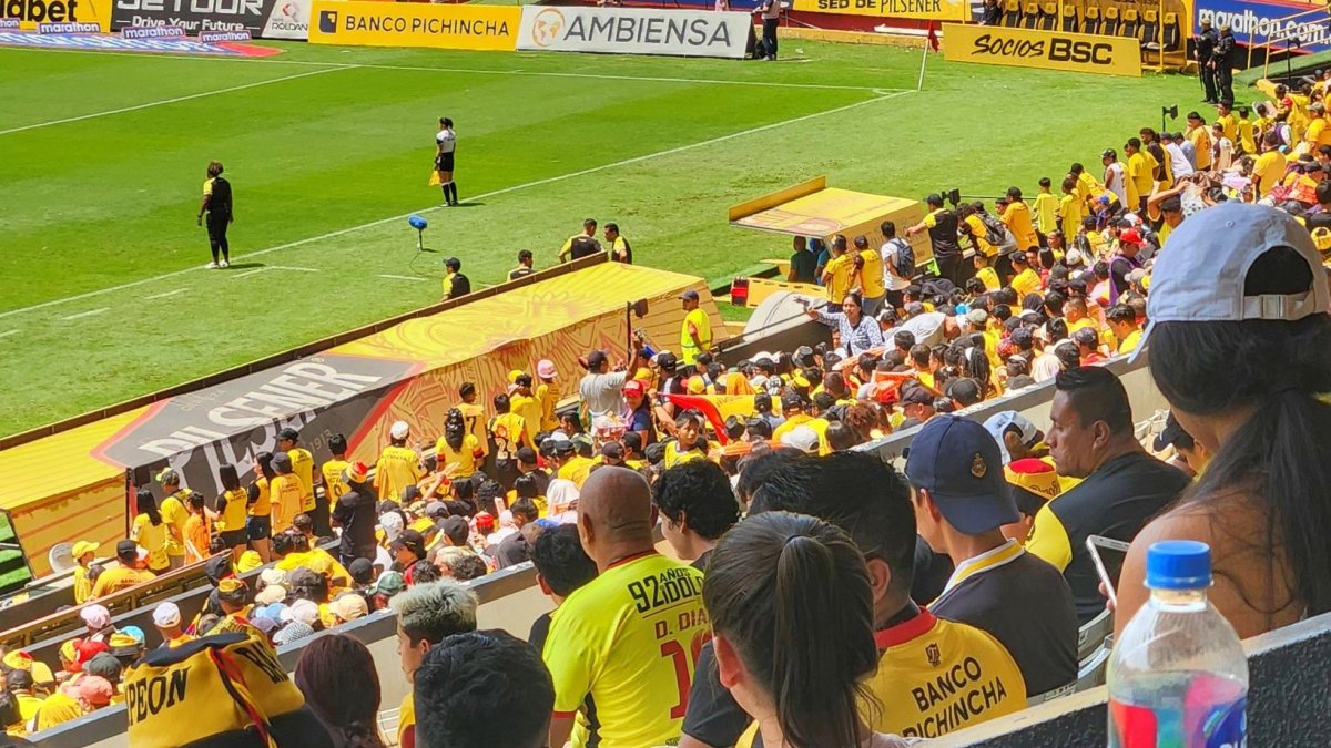 Buena cantidad de público en la primera final entre Barcelona y Dragonas.