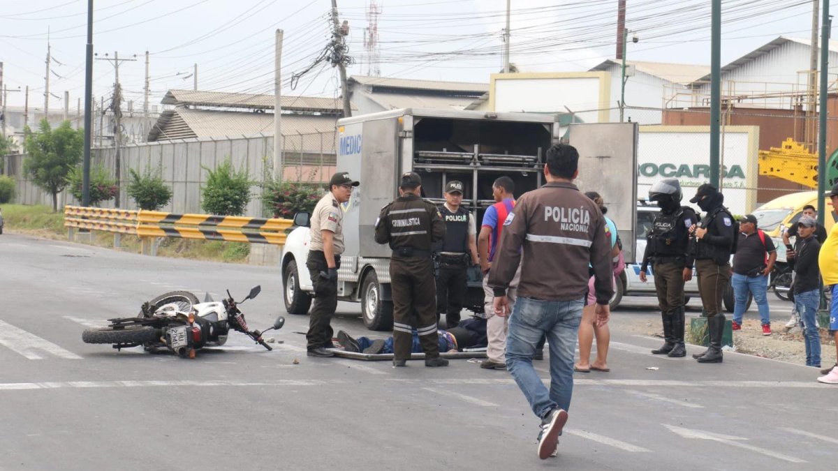 Hubo que atender la emergencia en medio de la vía, donde quedó el cadáver.