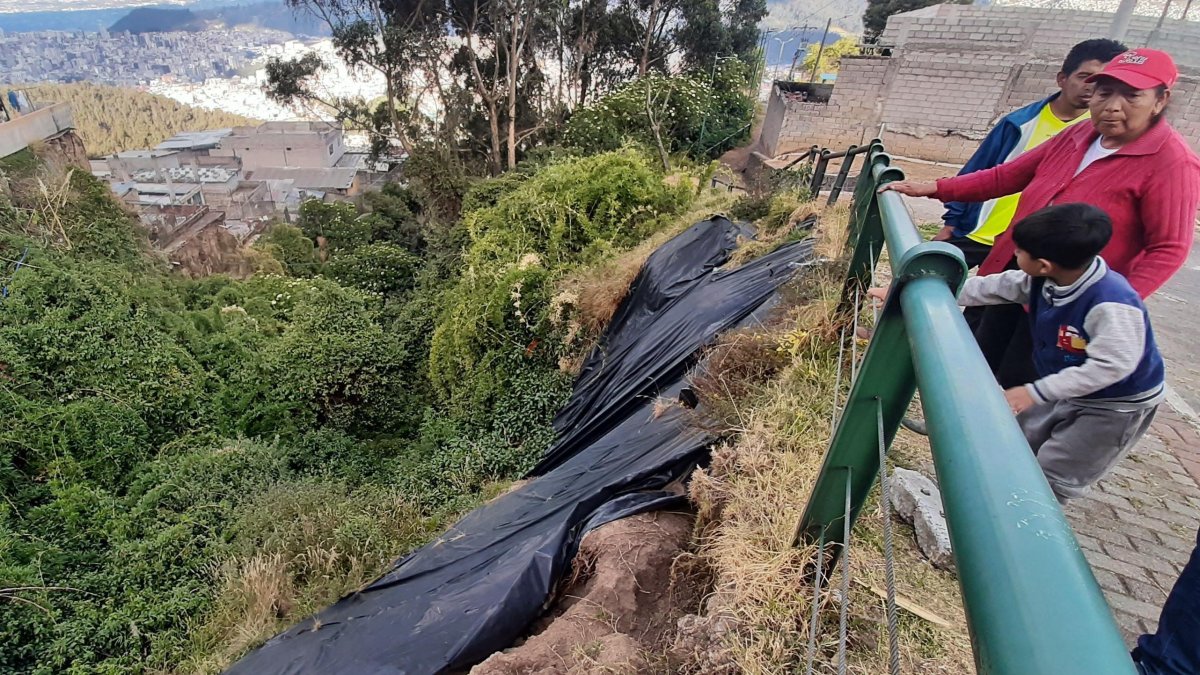 En la quebrada se ha colocado un plástico para proteger el sitio de las lluvias.