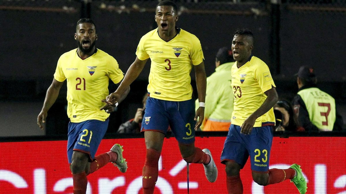 El defensor ecuatoriano  aseguró que junto a Gabriel Achilier (i) no dejaron tranquilos a los delanteros argentinos.