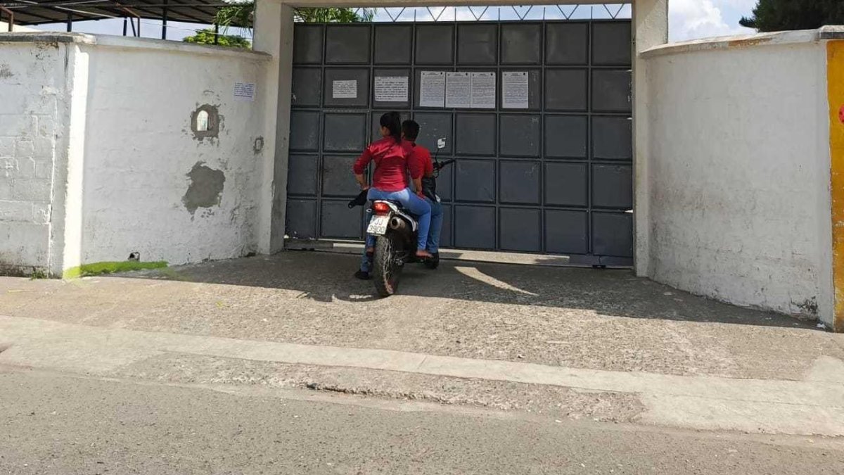Los padres de familia deben esperar a sus hijos en el exterior del plantel.
