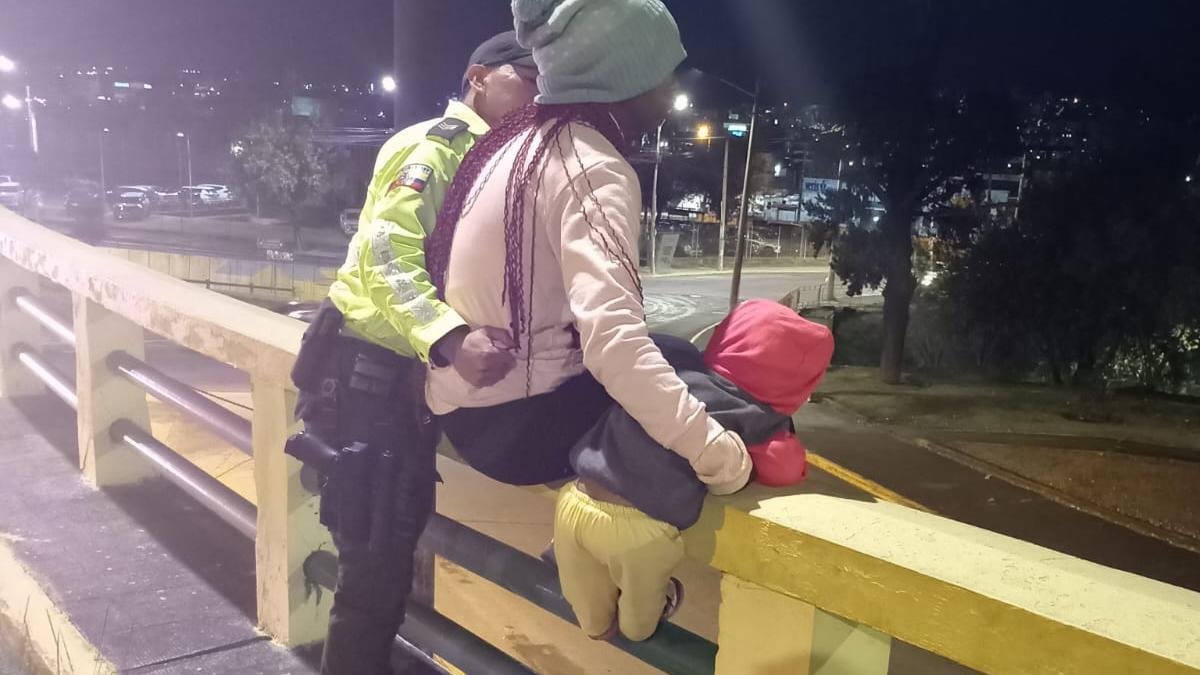 La mujer no quería colaborar con los policías.
