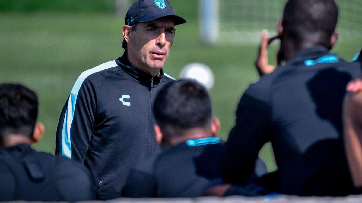 Guillermo Almada, es el entrenador del Pachuca de México.