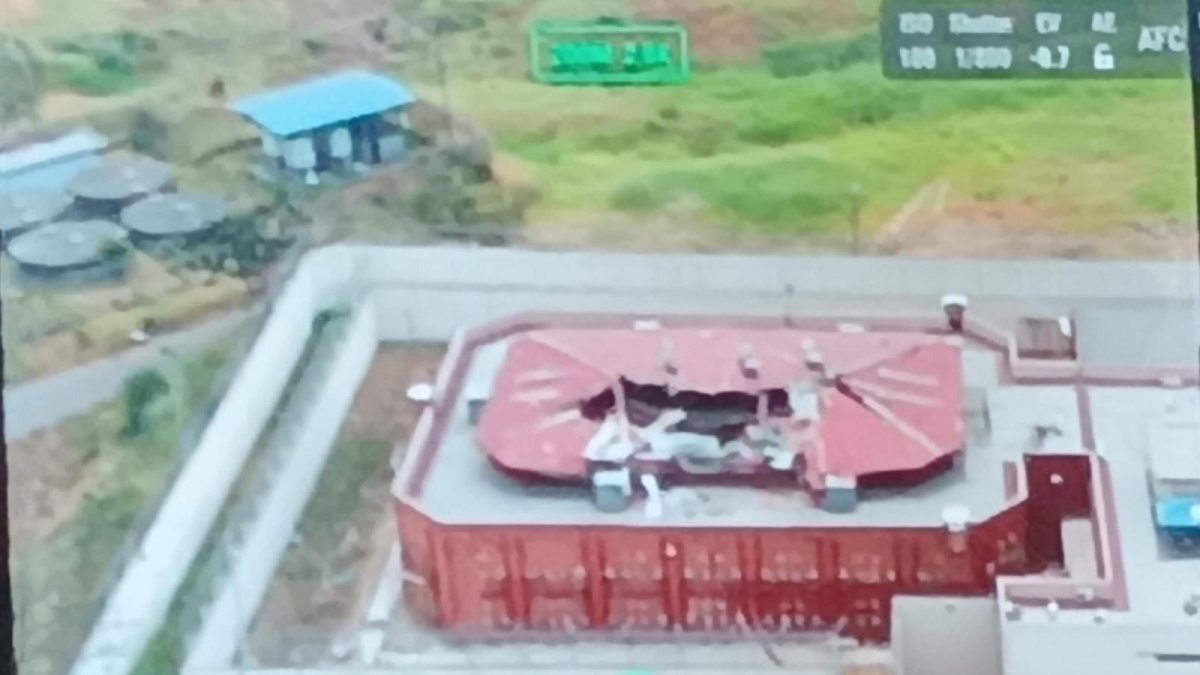 Los daños tras el estallido del explosivo dejado en el techo de La Roca.