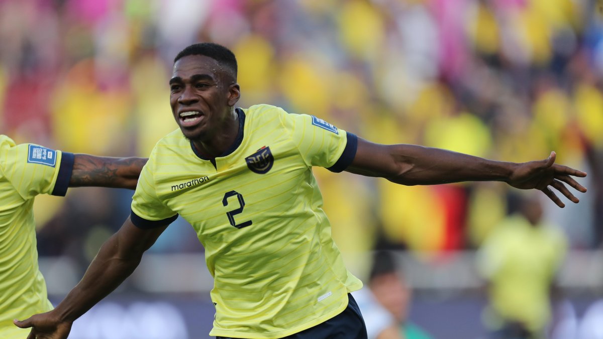 Félix Torres Caicedo de Ecuador celebra un gol, en un partido de las Eliminatorias Sudamericanas para la Copa Mundial de Fútbol 2026 entre Ecuador y Uruguay.