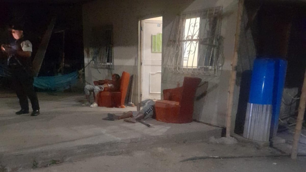 Las dos víctimas estaban sentadas sobre muebles, cuando fueron atacadas.