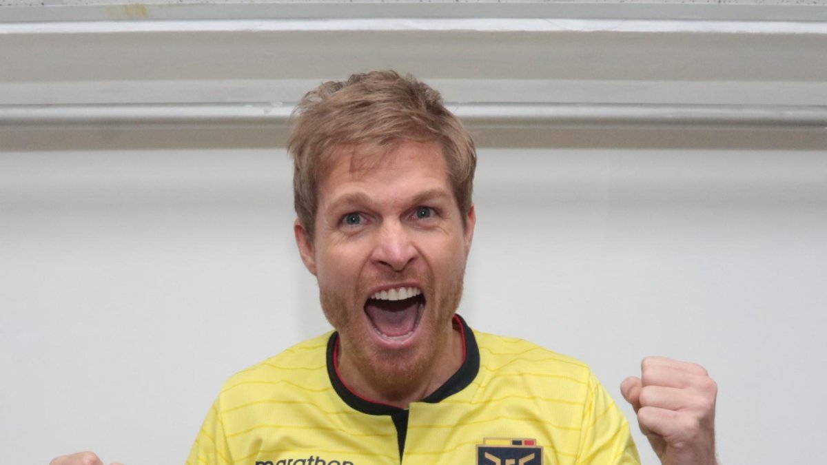 Kevin Burrai o Kevin Rubio con la  camiseta de Ecuador, listo para las eliminatorias.