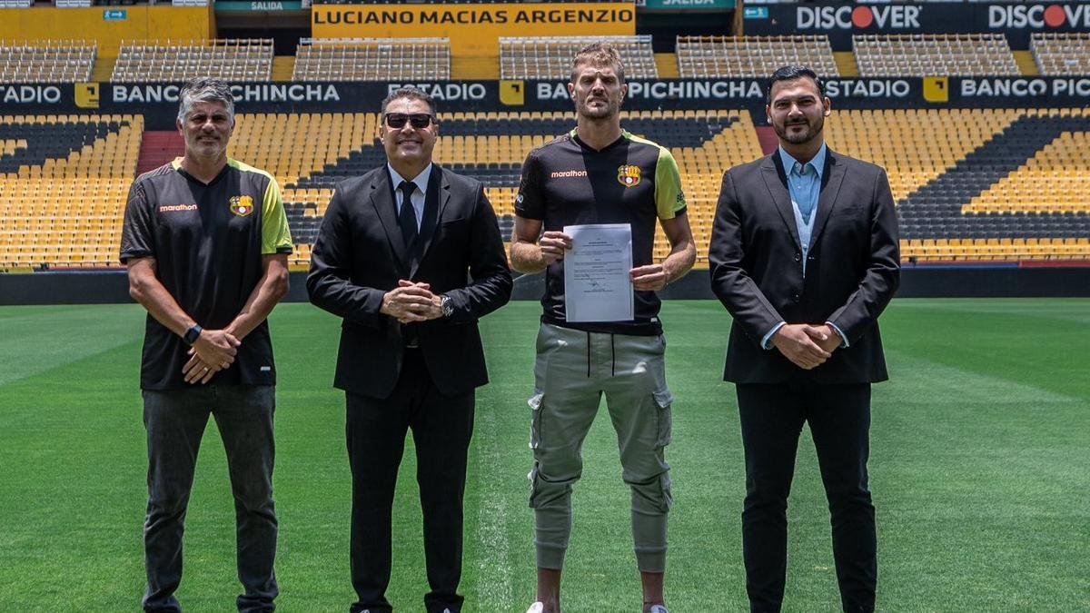 Gente amarilla: Diego López, Carlos Alfaro Moreno, Javier Burrai y Antonio Álvarez.