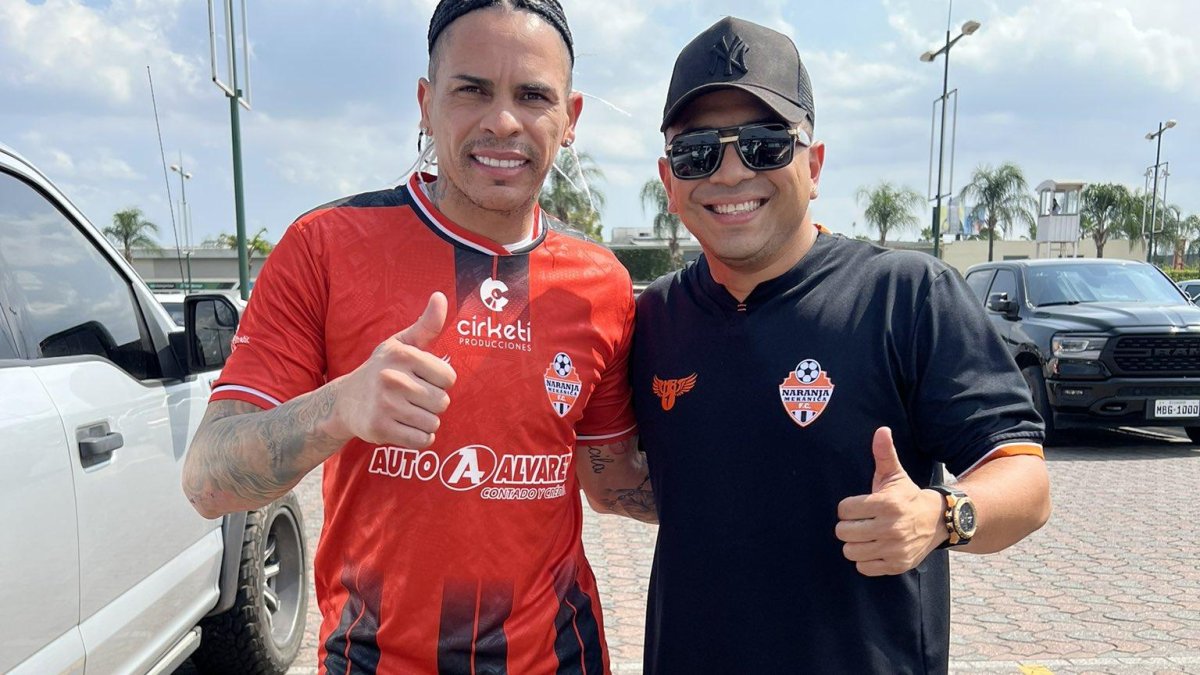 Jonathan Álvez en Guayaquil con la camiseta de Naranja Mekanica,  Fecho Mera le dio la bienvenida.