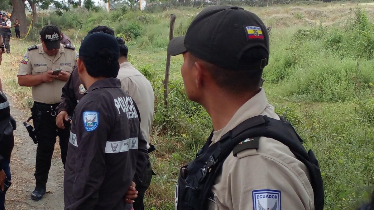 Un grupo de policías buscaba la cabeza y piernas a orillas del río.