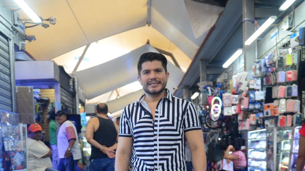 Al finalizar 

su día de shopping en la Bahía se ‘pegó’ su respectiva agua de coco para calmar la sed.