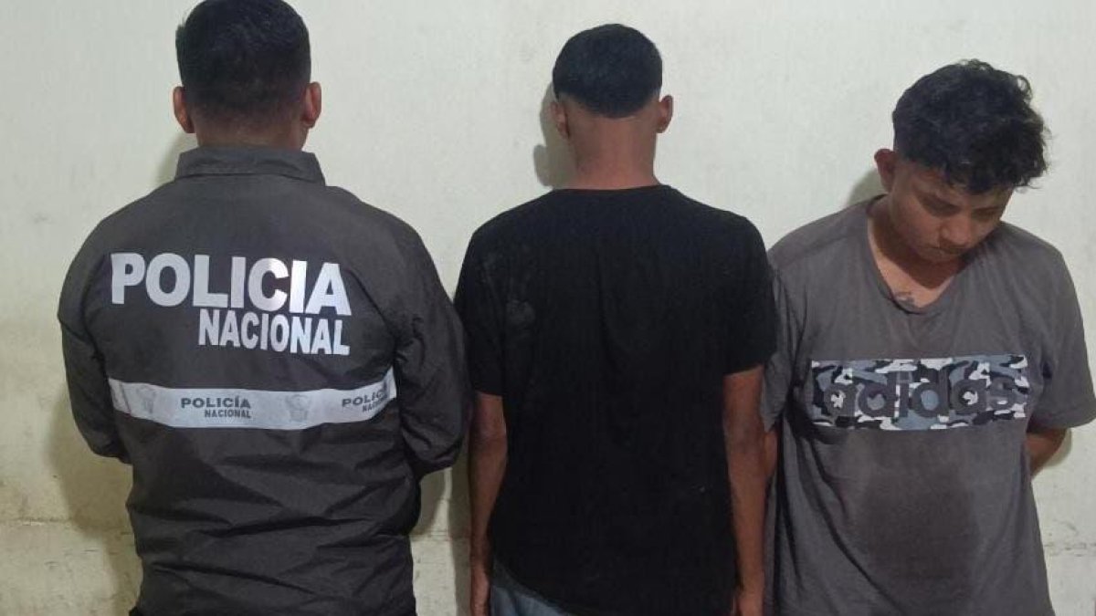 Los sospechosos luego de ser detenidos por los policías.