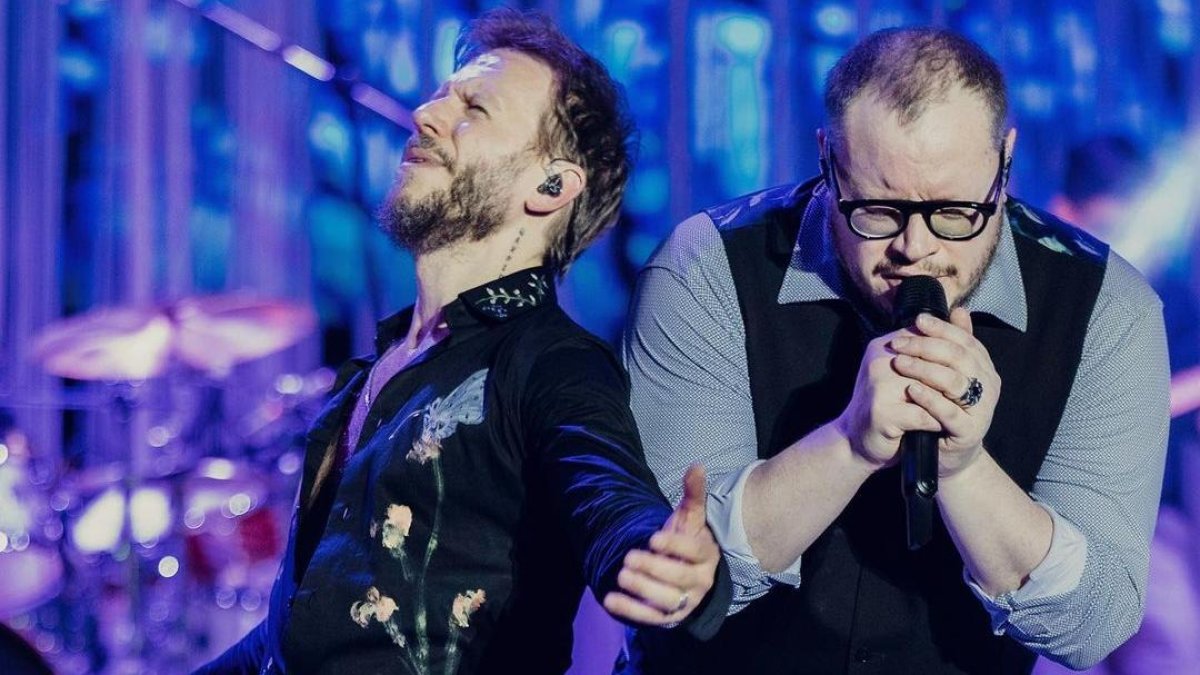 Sin Bandera es un dúo argentino-mexicano formado por el argentino Noel Schajris y el mexicano Leonel García en 2000.