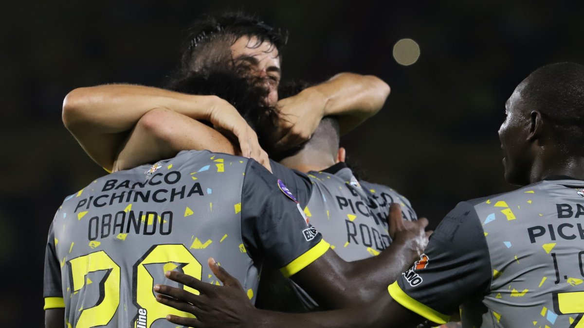 Carlos Rodríguez que le dio los tres puntos a Barcelona, es abrazado por sus compañeros. Fiesta en la afición amarilla.