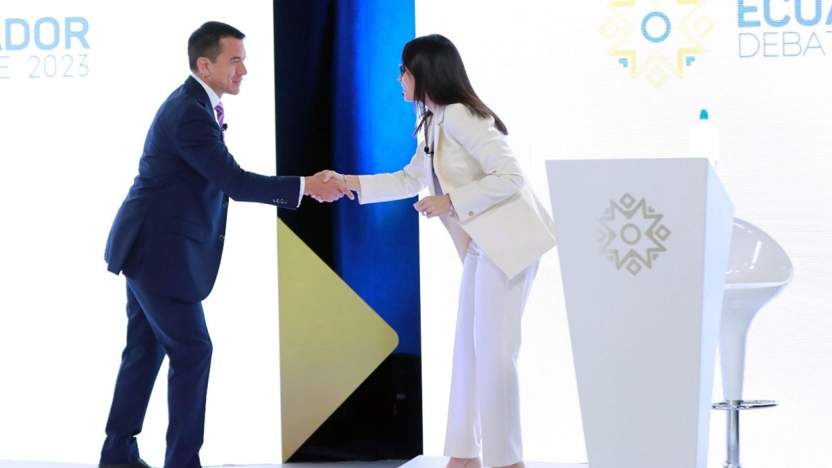 Dentro del set de televisión los candidatos se saludaron.