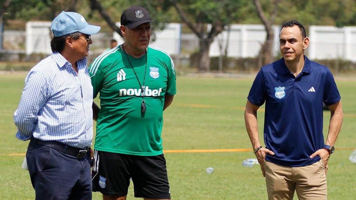 Óscar Cortés (der.) fue presentado en Emelec.