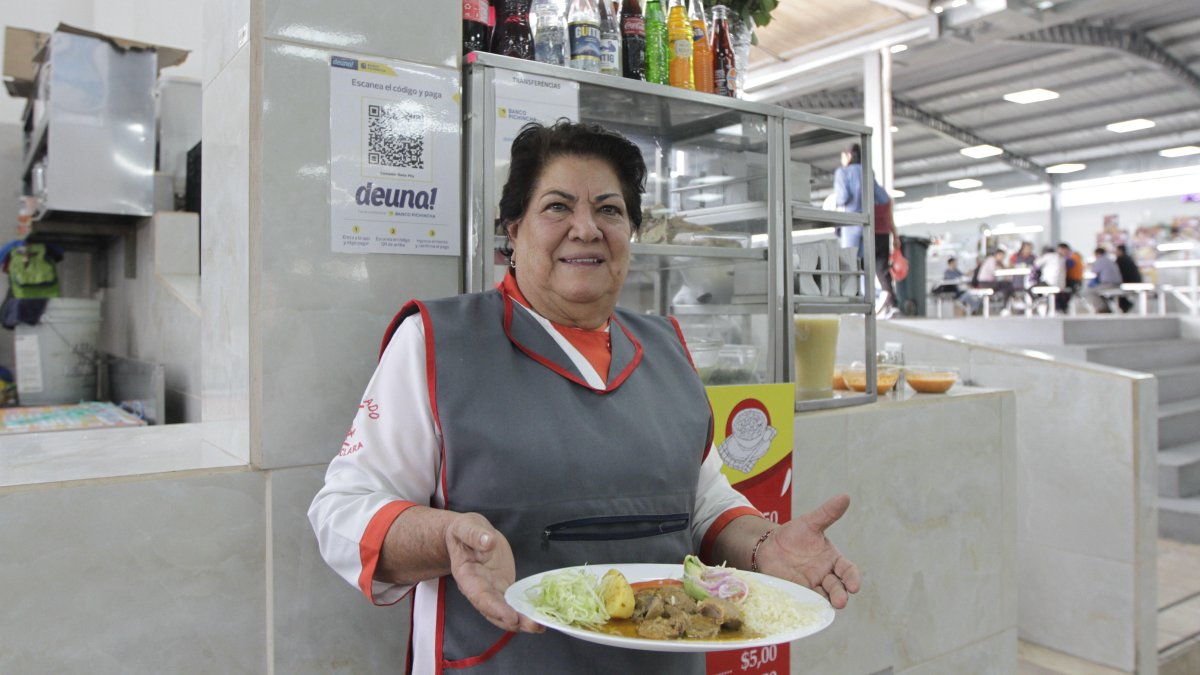 Doña Pili se encarga de darles ‘yapadito’ a sus clientes frecuentes.