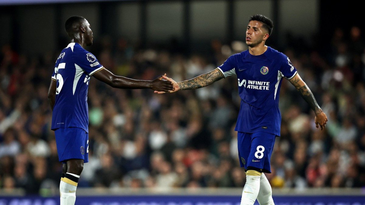 Moisés Caicedo y Enzo Fernández manejan la volante de Chelsea.