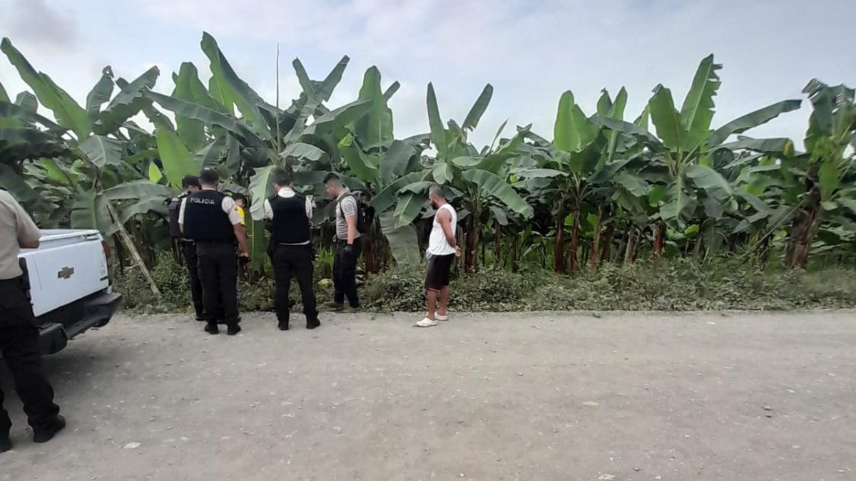 A un costado de la vía en el sector Chocolatera, localizaron a los marinos.