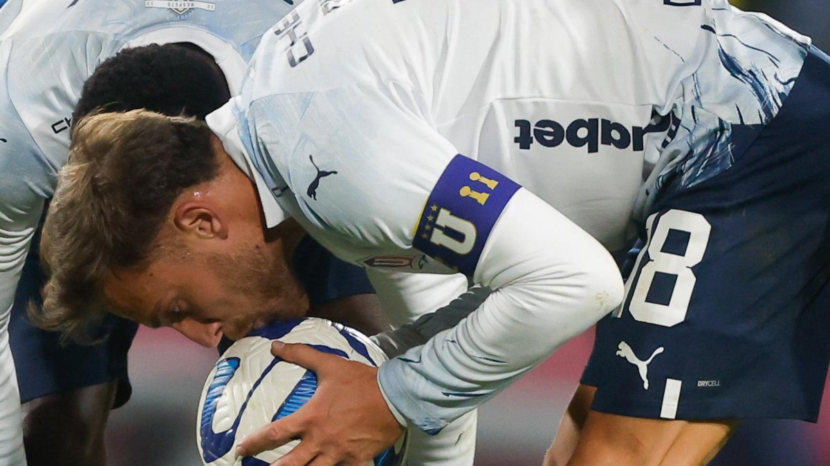 Lucas Piovi, de Liga de Quito, besa el balón en las semifinales de la Copa Sudamericana ante Defensa y Justicia.