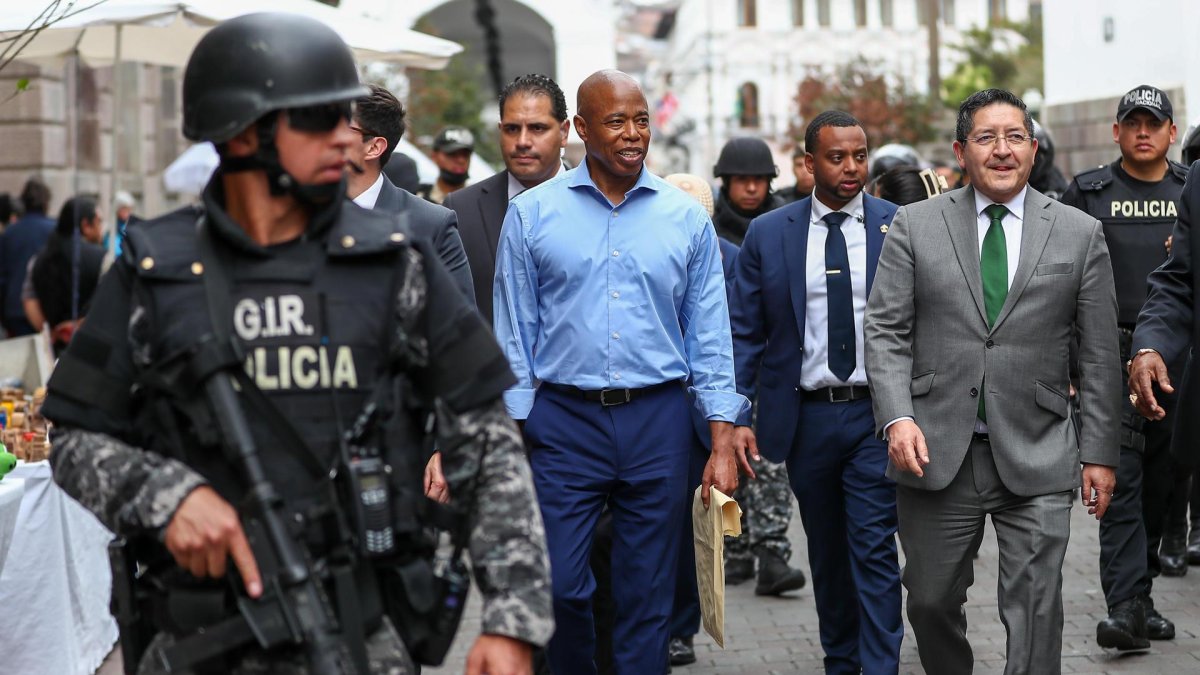 Durante su estancia en Quito, Adams visitó el Centro de Refugio de los Jesuitas y la Fundación Gotitas de Oblación.