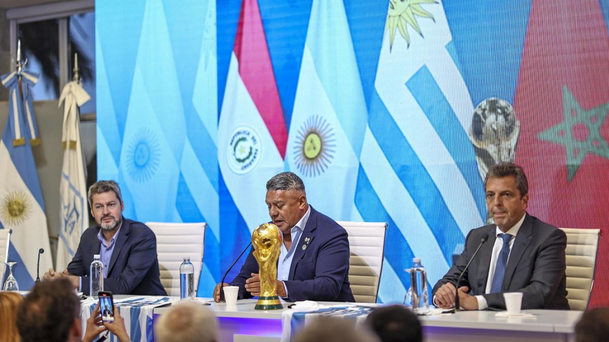 Claudio Tapia (c), presidente del fútbol argentino, hablando sobre el Mundial 2030.