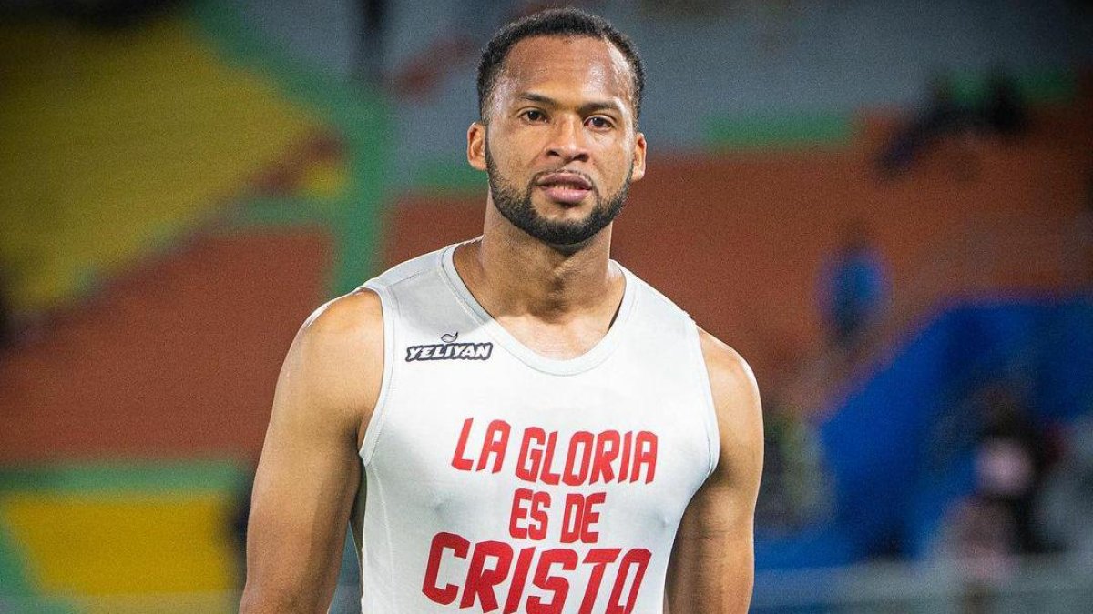 Arturo Mina cada vez que terminaba un partido tenía esta camiseta por debajo.
