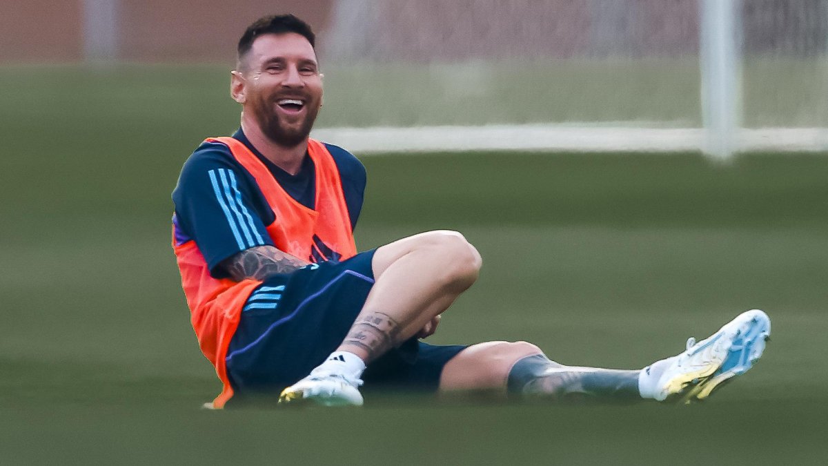 Lionel Messi se entrena con sus compañeros de la selección de fútbol Argentina en Buenos Aires.