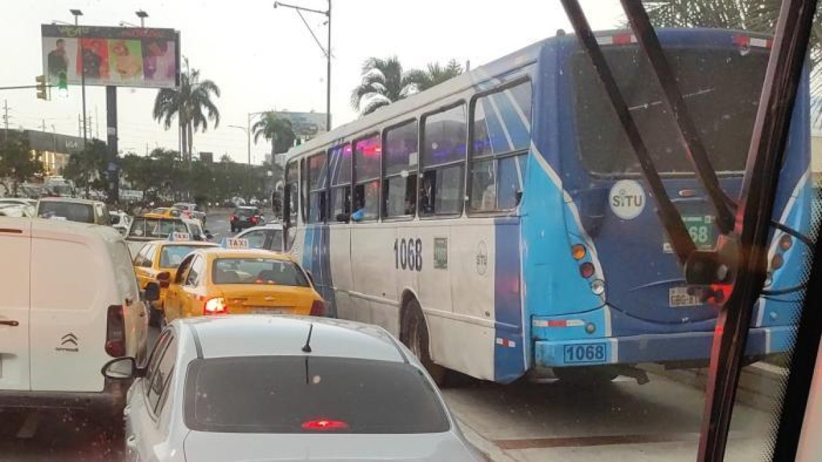 Acto. La imagen del bus que invadió la acera se viralizó en X (antes Twitter).