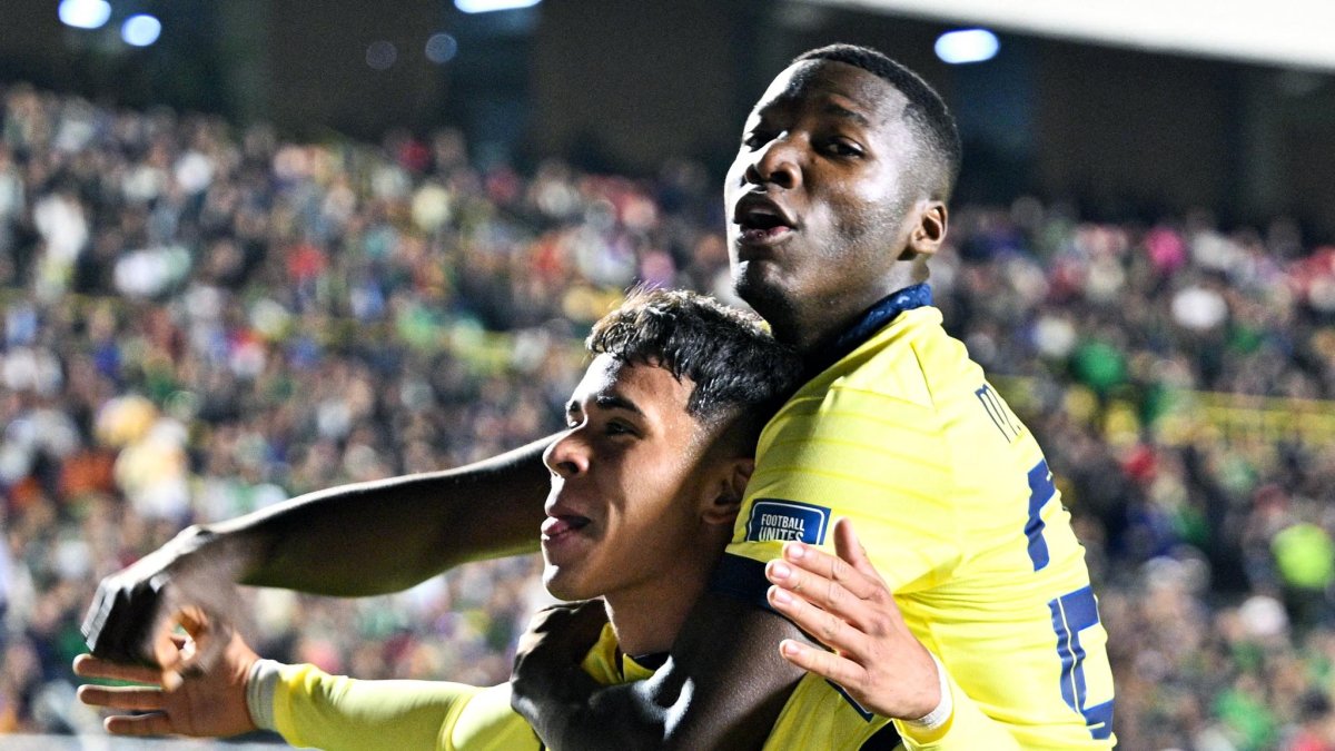 Moisés Caicedo celebró un gol junto a Kendry Páez.