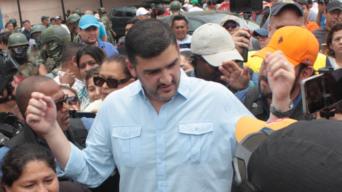 El alcalde de Guayaquil a su llegada al colegio Provincia de Bolívar, para ejercer su derecho al voto.