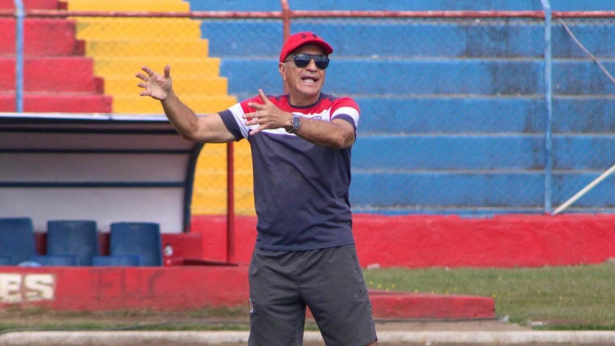 Octavio Zambrano dirigió al FAS  de El Salvador hasta abril de 2023.