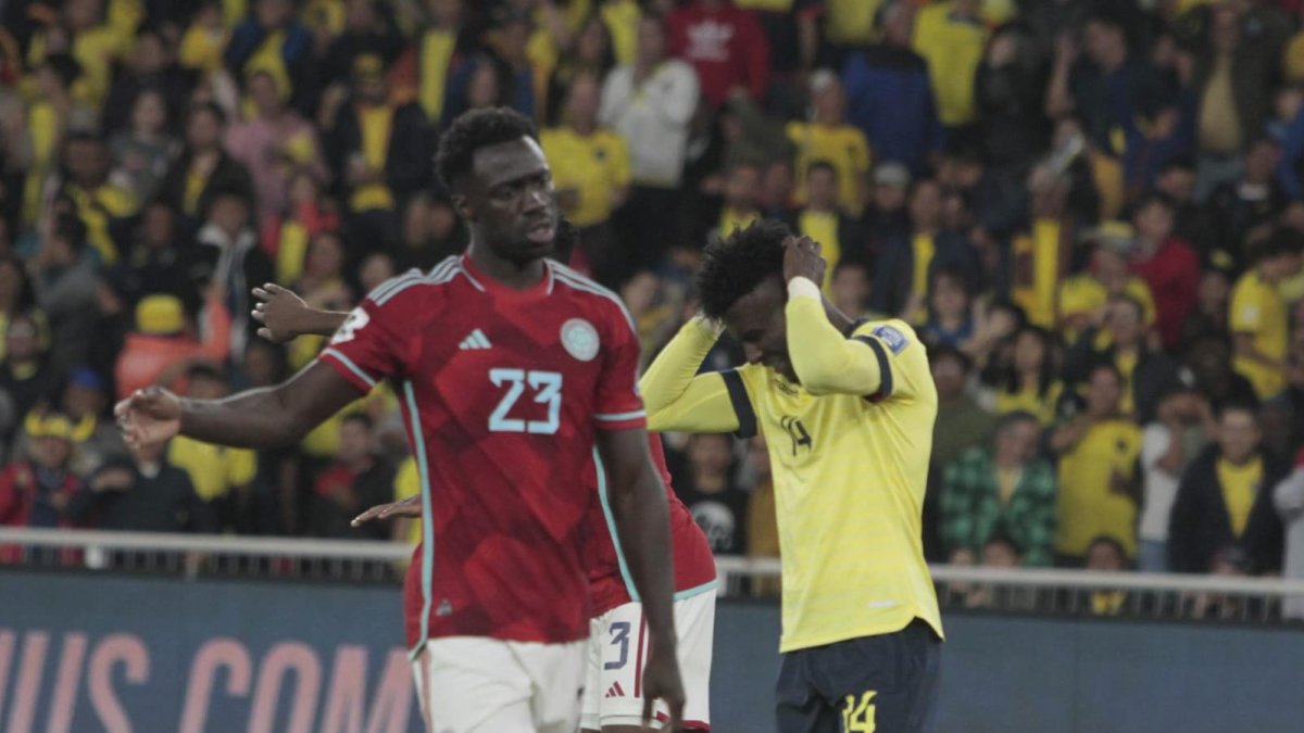 El colombiano Sánchez se lamenta, al igual que el ecuatoriano Chávez (atrás), en el 0-0 de Ecuador vs. Colombia.