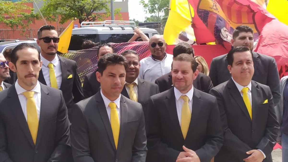 Rafael Verduga (c-d) junto a su binomio Matías Oyola (c-i), acudieron al edificio XIMA, en Samborondón, la mañana del jueves 19 de octubre para oficializar su candidatura a la presidente de Barcelona.