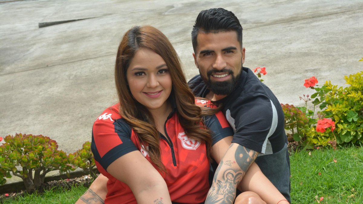 Jocelyn y Adolfo, un amor que nació por el gusto al fútbol.