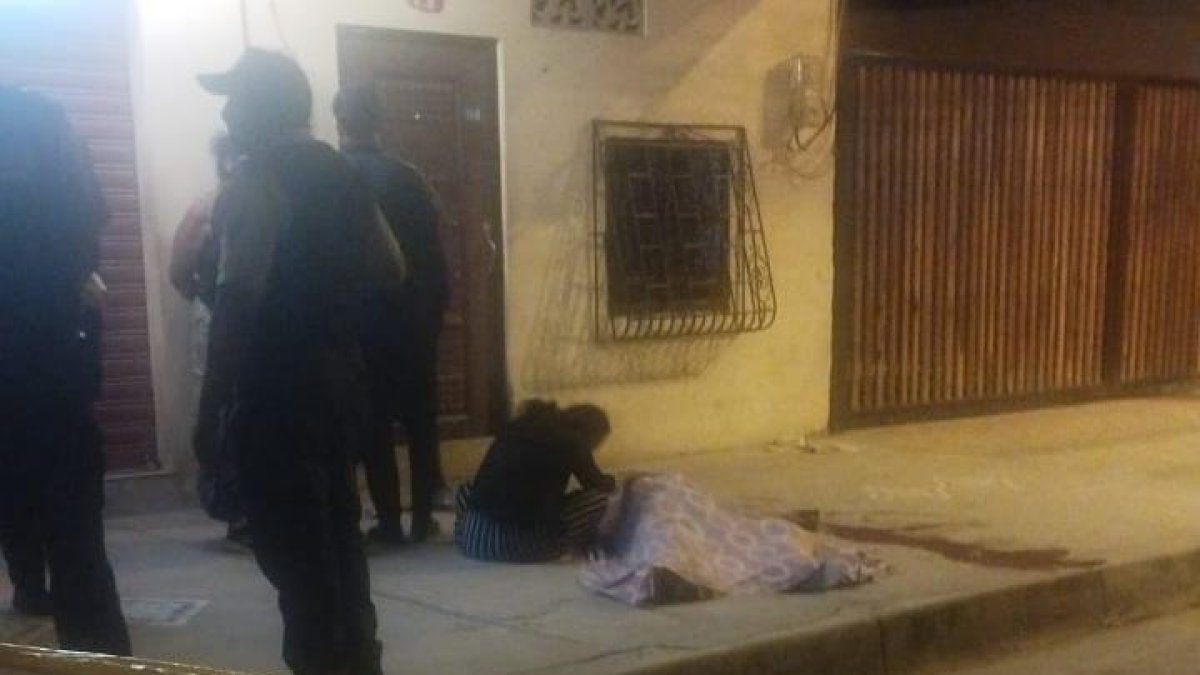 La víctima quedó tendida en el portal, frente a una discoteca.