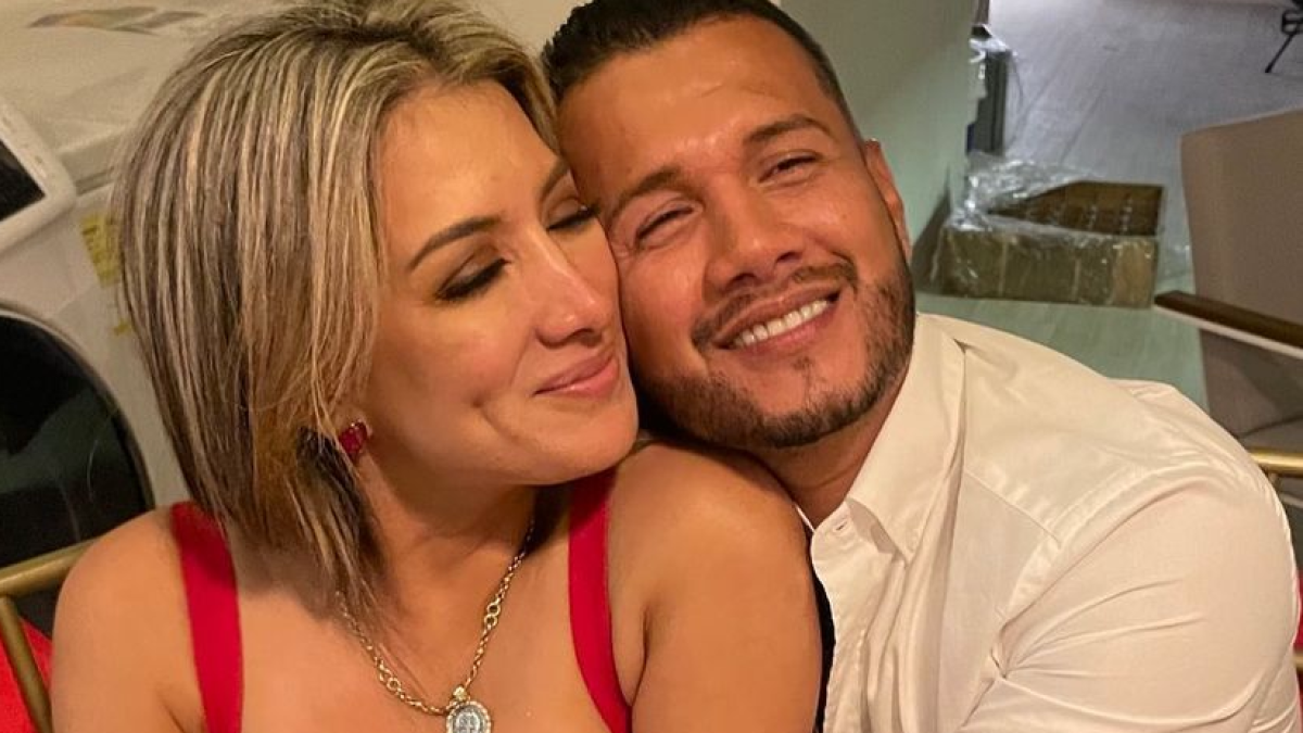 Samara Solanda Saltos Rivera junto a Jorge Luis Zambrano González.