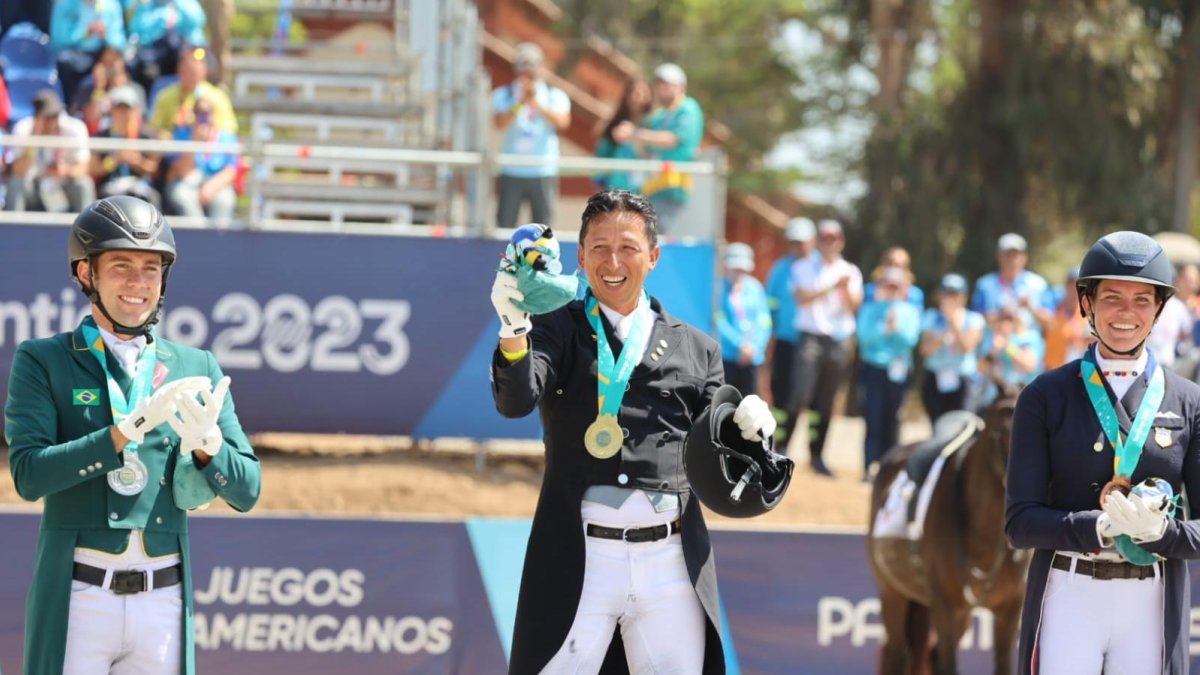 Julio Mendoza (c), medallista panamericano.