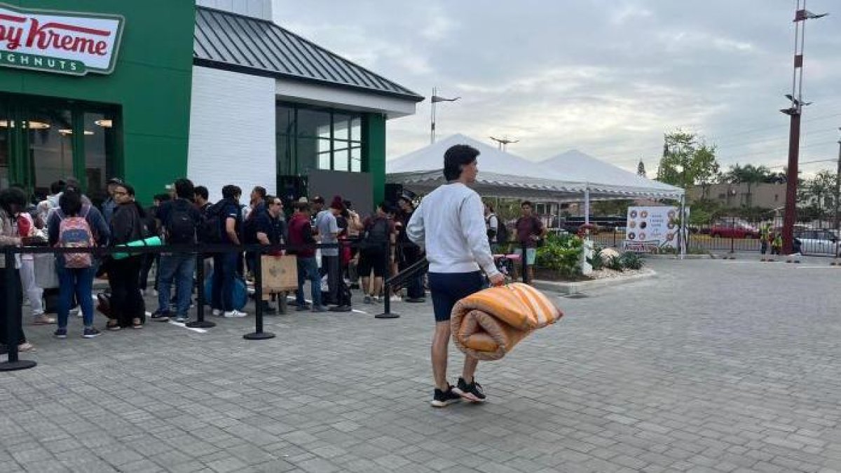 Un puñado de ciudadanos se plantó en los exteriores dos días antes de la inauguración.