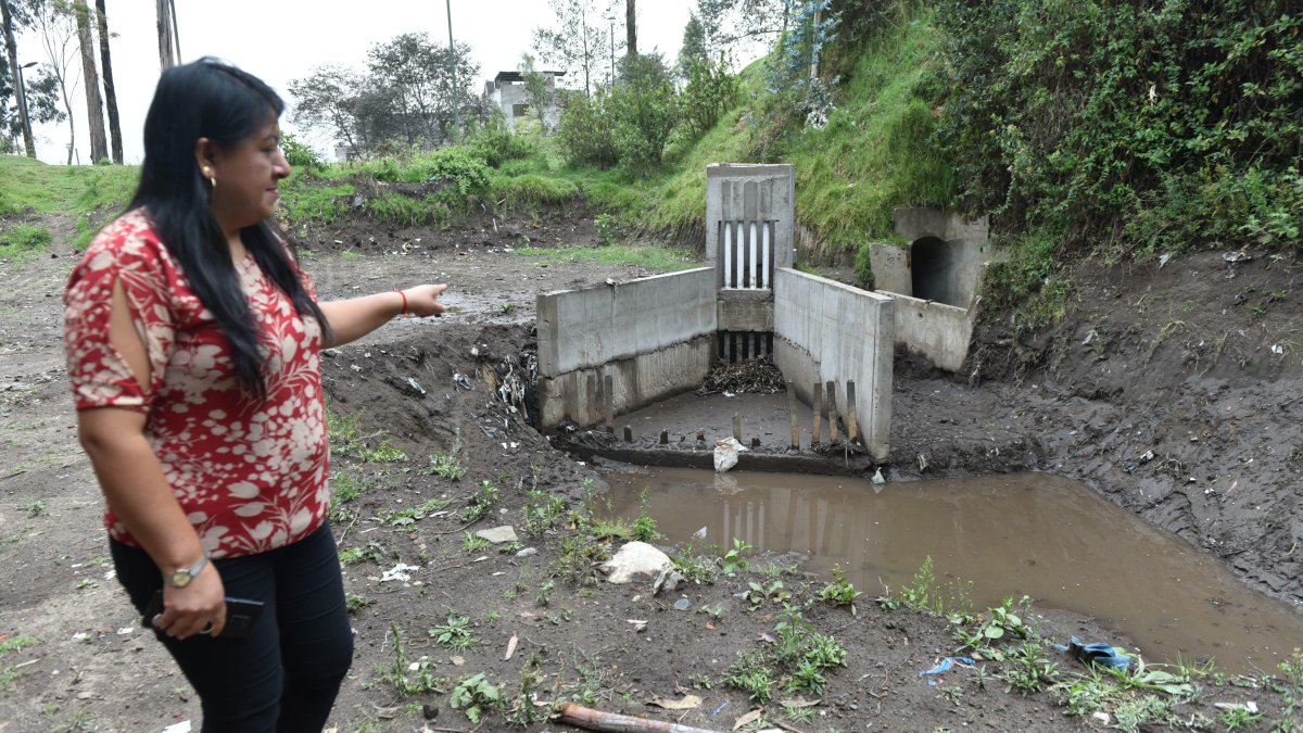 Nancy Paspuel indica la acumulación que se empieza a ver en el colector de La Pulida.