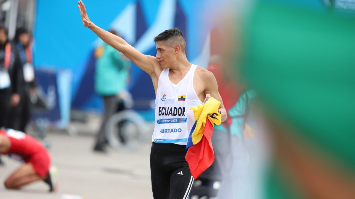 En Imágenes la llegada de David Hurtado para coronarse campeón de los Juegos Panamericanos Santiago 2023 en 20 km marcha  y entregar la tercera de ORO al país