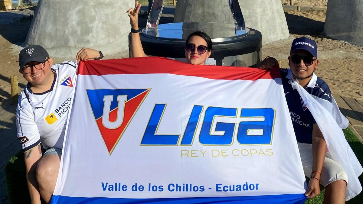 Paúl y Selena Reyes viajaron junto a Andrés Oña a Uruguay para alentar a Liga de Quito en la gran final de la Copa Sudamericana.