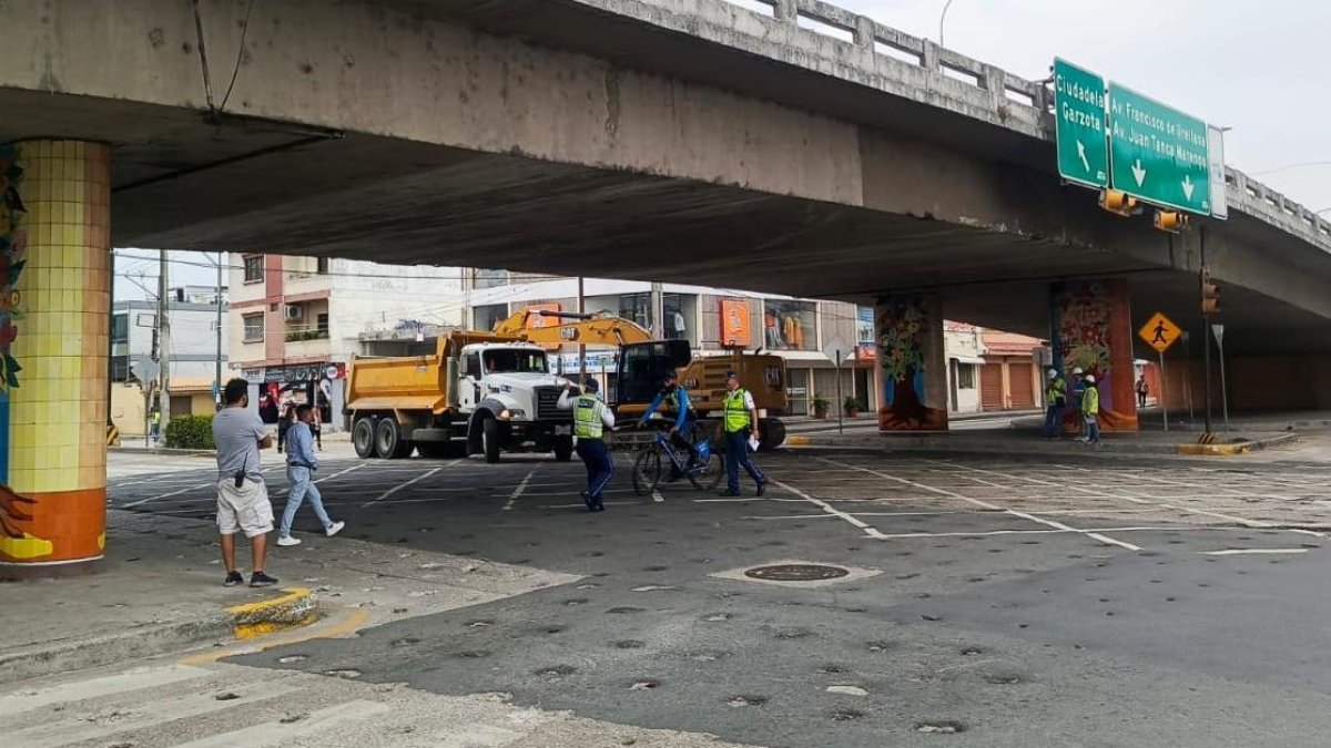 La ATM trabaja en el sitio de los arreglos, en el norte de Guayaquil.