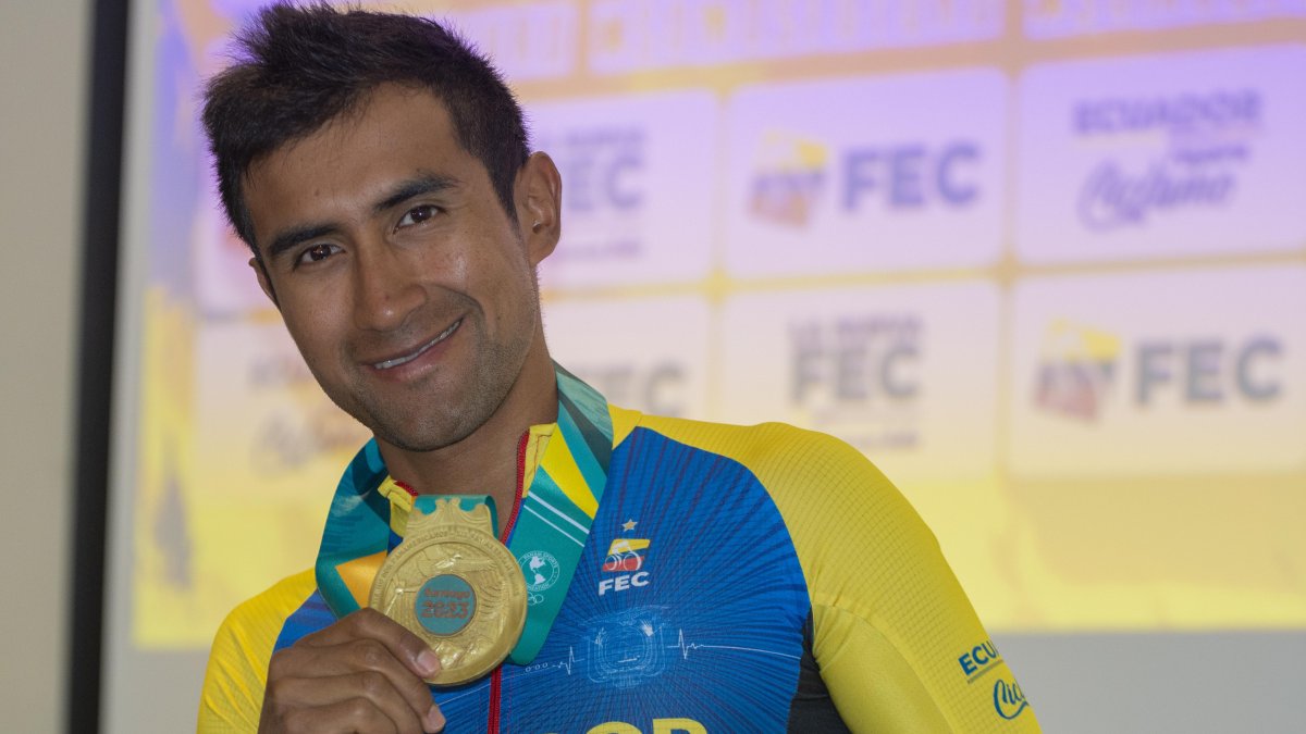Jhonatan Narváez con la medalla de oro que ganó en los Juegos Panamericanos.