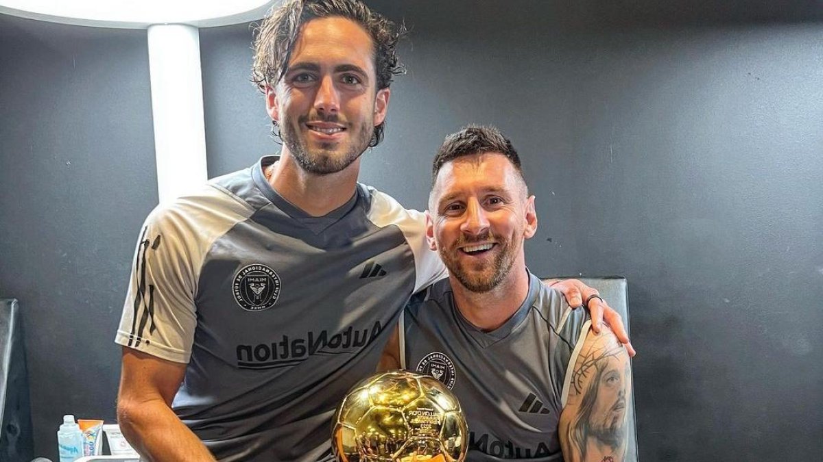 Leo y Lio posaron juntos con el Balón de Oro.