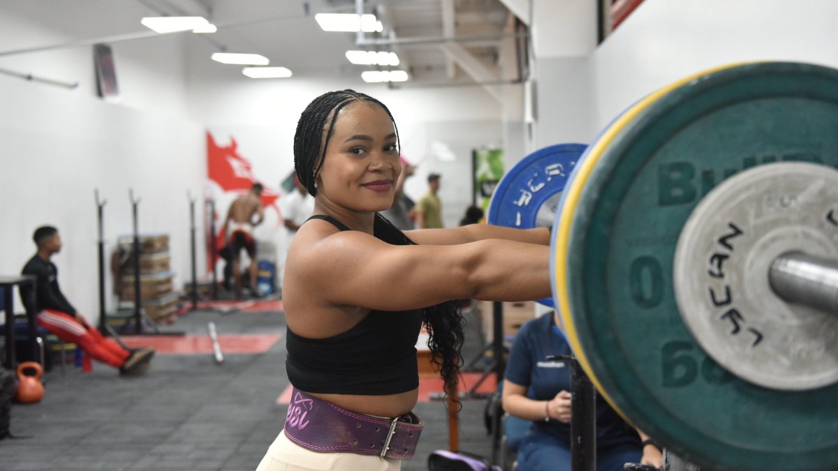 La pesista olímpica retomó recientemente sus entrenamientos debido a una lesión.