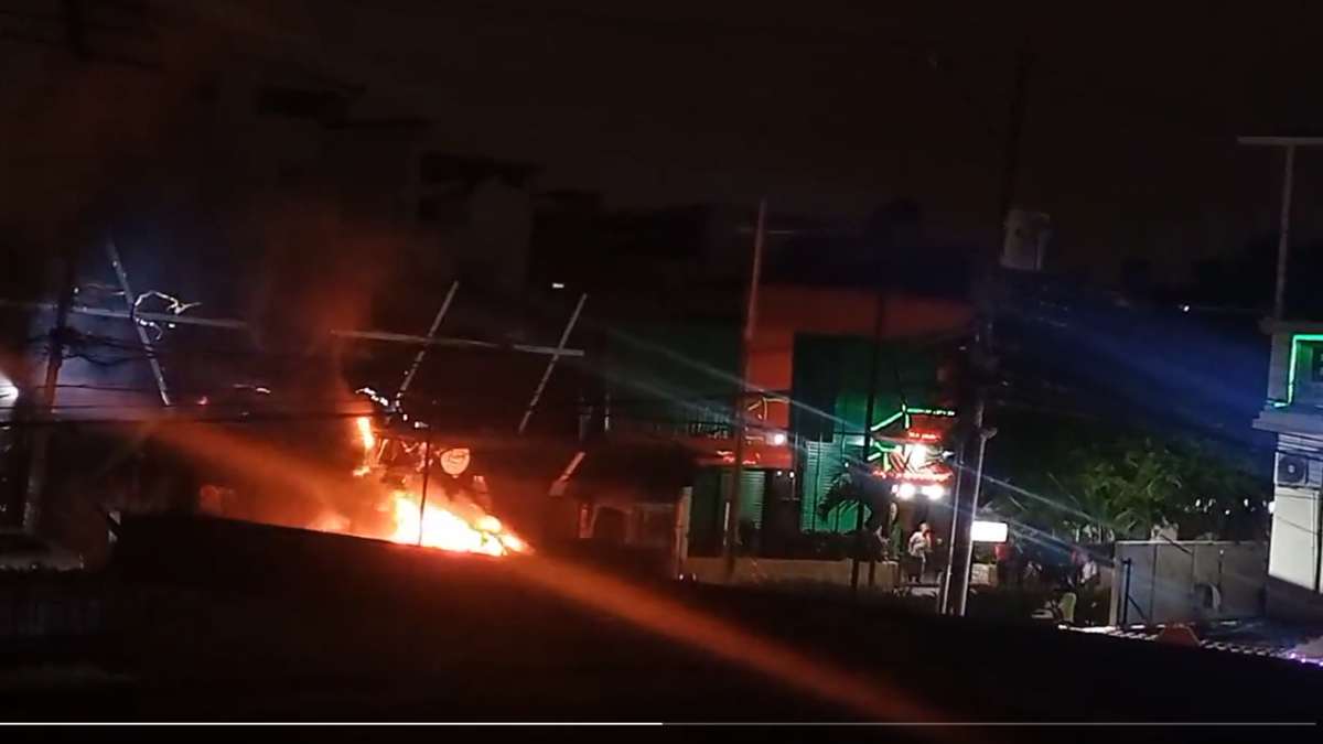 El vehículo en llamas se encuentra fuera de las inmediaciones de la discoteca conocida como Living