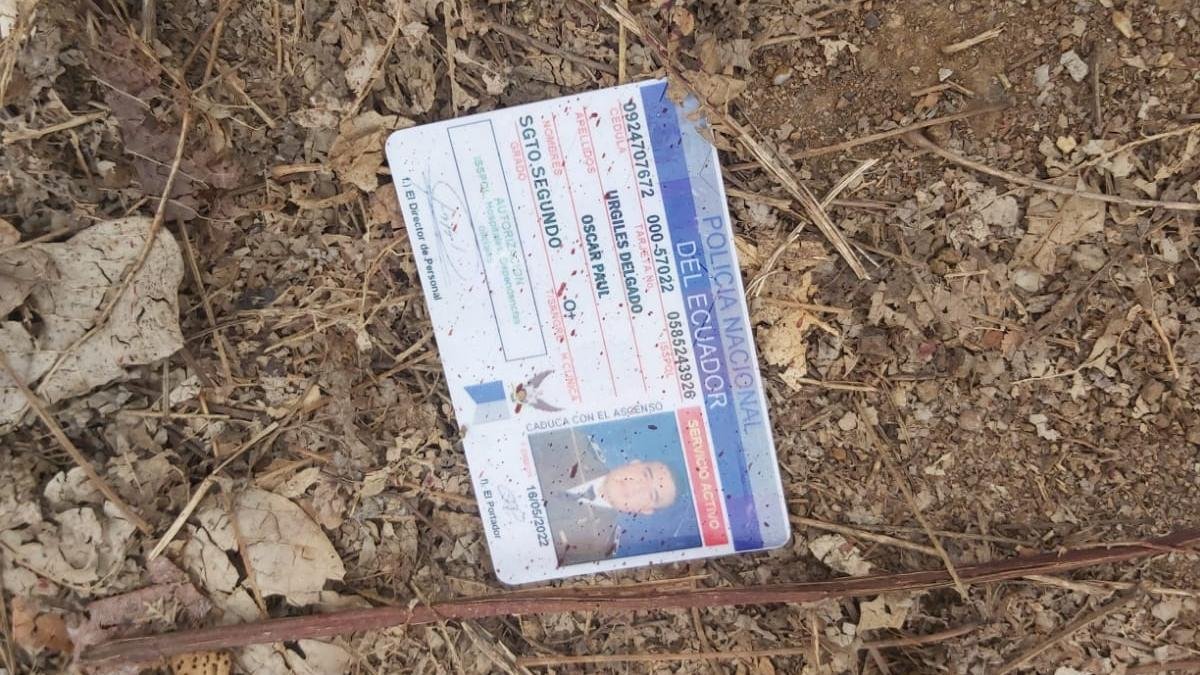 La credencial del uniformado fue hallado junto a su cadáver.