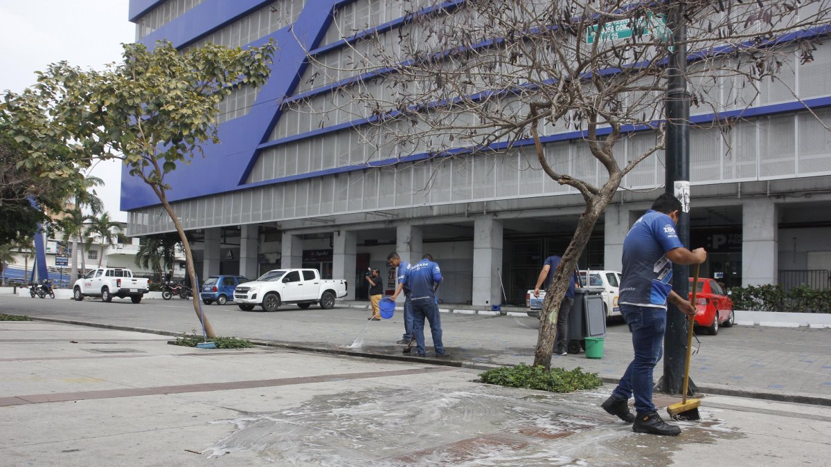 Trabajadores de una empresa de limpieza ayer removían las manchas de sangre que aún quedaban en la vereda.