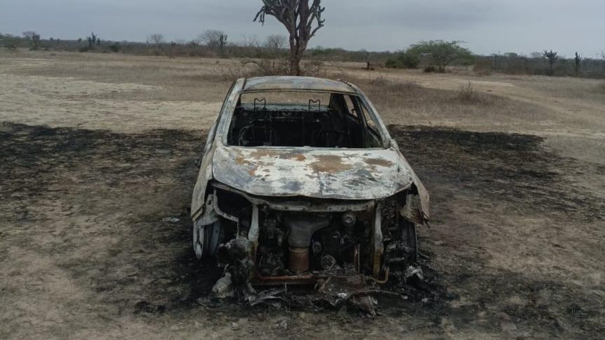 El carro fue encontrado totalmente quemado.